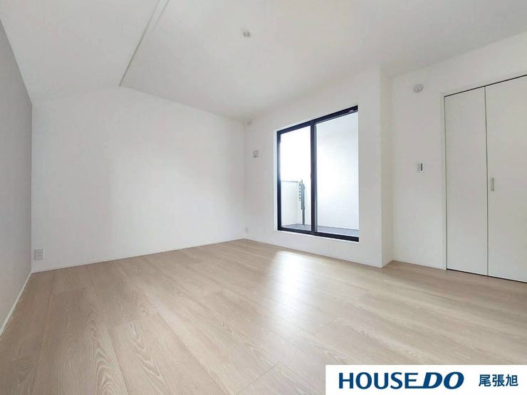 【洋室】広々とした洋室です♪ゆとりのある洋室はご夫婦の主寝室にいかがですか?♪クローゼット付きなので収納にも困りません。各居室収納はたっぷりあるので、お部屋をすっきりと保てそうです♪