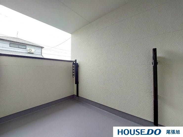 【インナーバルコニー】外からの視線をやわらかく遮りながら、開放感も感じられるインナーバルコニー。天候の影響を受けにくく、暮らしに安心とゆとりを添えてくれる、使い勝手の良い空間です。