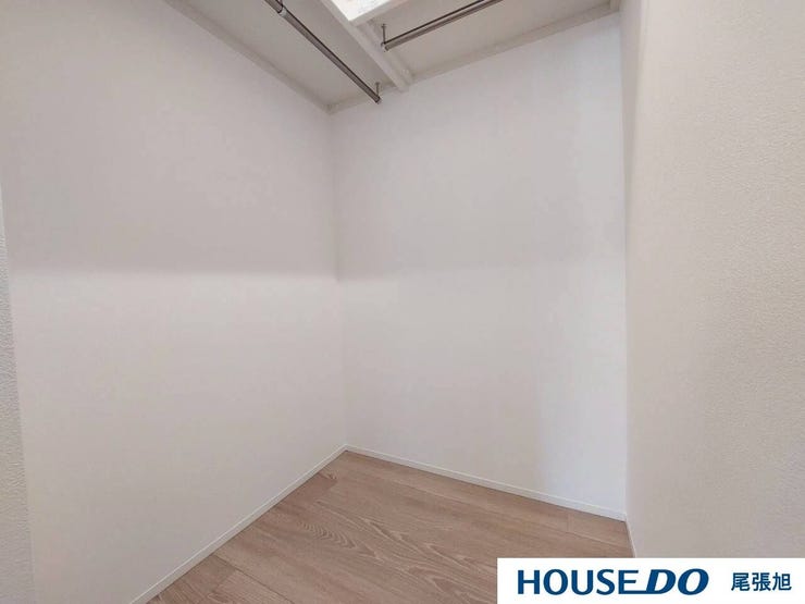 【ウォークインクローゼット】洋室にある大容量のクローゼットです♪大容量なので、衣類や小物類などをたっぷりと収納していただけます♪枕棚付きなのでデッドスペースになりがちな空間も収納にお使いいただけます♪