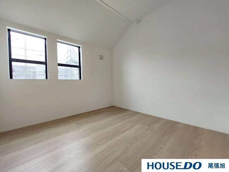 【洋室】丁度いいサイズの洋室です。トレンドになりつつあるのが、広過ぎず、快適すぎない子ども部屋。勉強と寝るだけの部屋にすることで閉じこもりがなくなり、リビングで過ごす時間が増えると言われています。