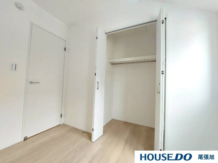 【クローゼット】洋室にある収納です。高さと奥行きがあり、かさばりがちな衣類をまとめて収納できます。各部屋収納たっぷりの間取りとなっております。部屋ごとに設けた収納は住みやすさへのこだわりです。