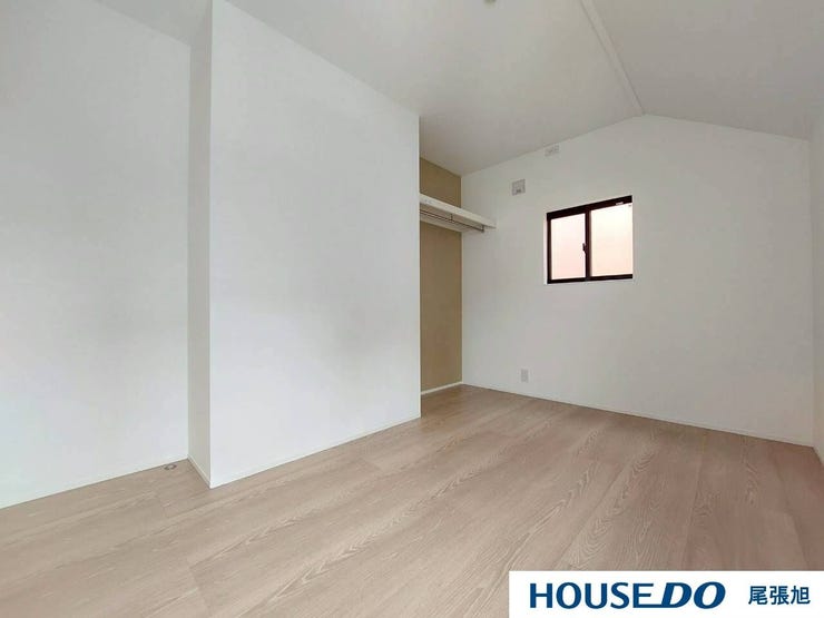 【洋室】丁度いいサイズの洋室です。トレンドになりつつあるのが、広過ぎず、快適すぎない子ども部屋。勉強と寝るだけの部屋にすることで閉じこもりがなくなり、リビングで過ごす時間が増えると言われています。