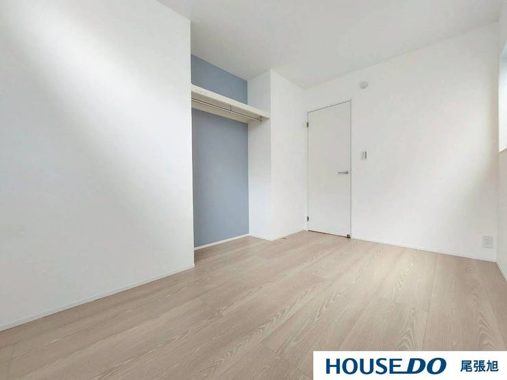 【洋室】丁度いいサイズの洋室です。トレンドになりつつあるのが、広過ぎず、快適すぎない子ども部屋。勉強と寝るだけの部屋にすることで閉じこもりがなくなり、リビングで過ごす時間が増えると言われています。