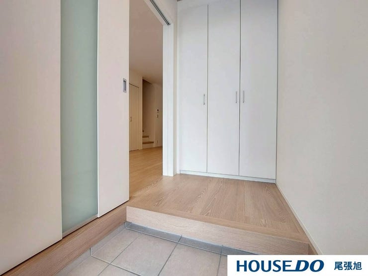 【玄関】大容量のシューズボックスが付いた玄関です。ご家族の靴もすっきり収納できます。綺麗な玄関を保てそうです♪窓も付いており、明るい空間です。帰ってきたくなるマイホームをご家族でつくりあげたいですね♪