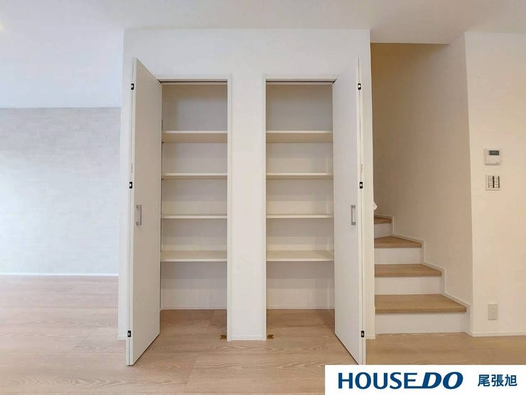 【収納】リビングの直ぐ傍にある大容量の収納。家族みんながよく使う日用品、文房具や本や雑誌、薬どあらゆる物を収納しておけます。便利な場所にある収納は、家族みんなの味方をしてくれます。