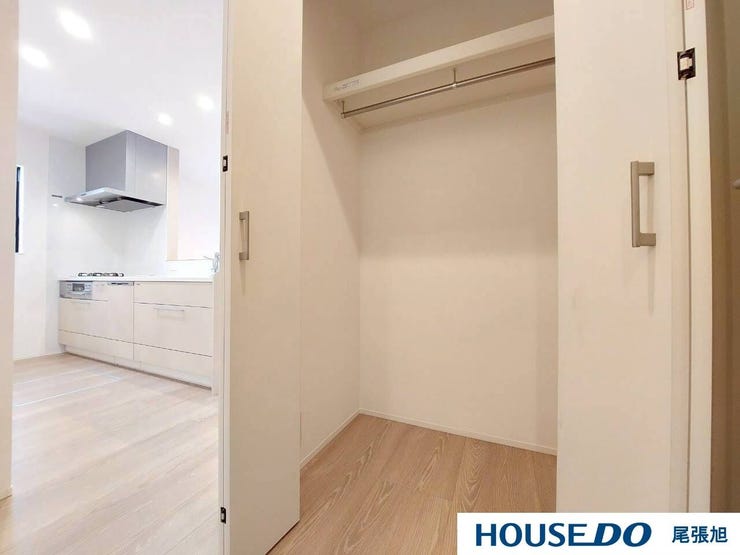 【収納】キッチン・水回りの直ぐ傍にある大容量の収納。トイレットペーパーなどのストック品や掃除用具、長手のものも収納できるところがさらに便利さUP!ハンガーで上着もかけられます!