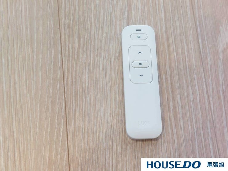 【電動シャッター】快適さと安全性を、ボタン一つで。電動シャッターなら、重いシャッターを手動で開け閉めする必要はありません。防犯効果も高く、外出時や就寝時にはシャッターを閉めることで、侵入を防ぎます。