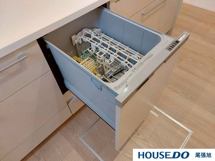 【食器洗浄乾燥機】手洗いよりも少ない水量で洗うことができ、節約になります。食器洗いの手間が省けて家事の時短、水仕事が減って手荒れも防止にもなります。ビルトイン食洗機で、すっきりとしたキッチンを実現!