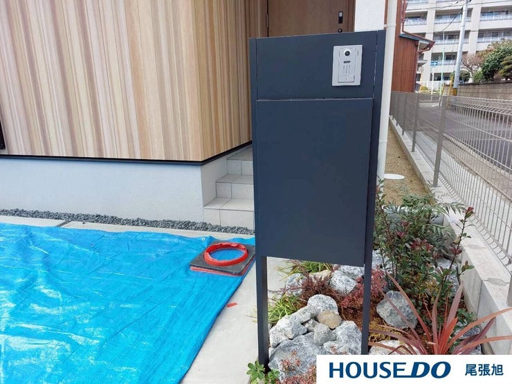 【宅配ボックス】宅配ボックスなら、不在時でも安心して荷物を受け取ることができます。24時間受け取り可能で、再配達の手間もゼロ。さらに、セキュリティもしっかりしており、大切な荷物が安全に保管されます。