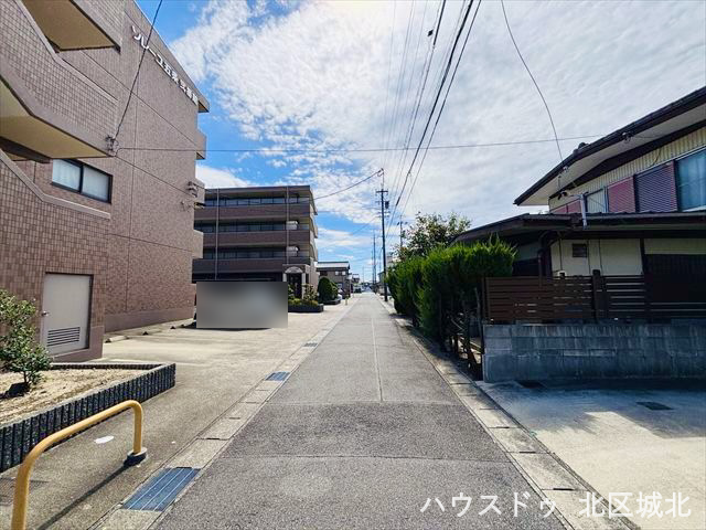 東側前面道路:居室を南向きに設計しやすく、朝日を感じて生活する事ができます。特に午前中は明るいです。