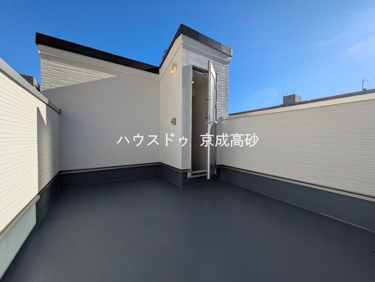 見てください!ゆったりとしたルーフバルコニーです!
洗濯物干しはもちろん、くつろぎの場所としてもGood!