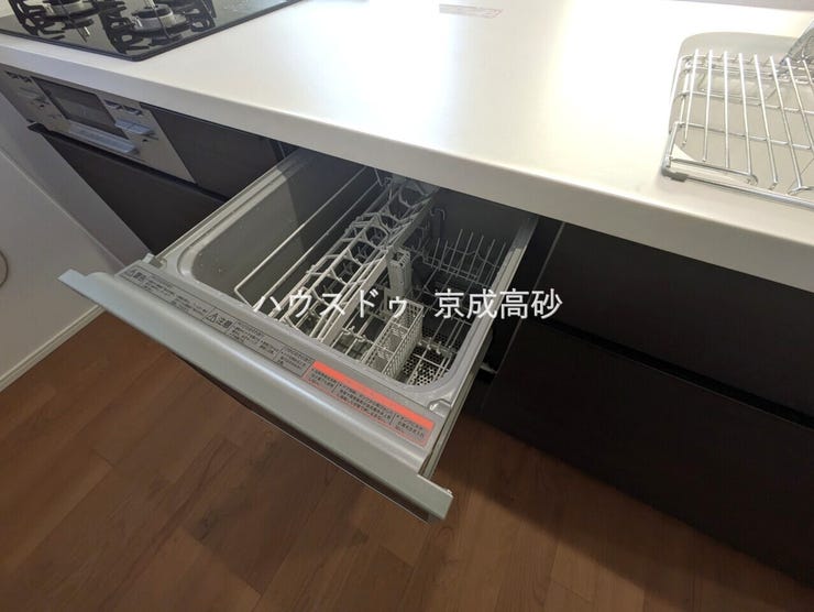 家事の時短に効果大の食洗器付き。高温でパワフルに洗い、温風乾燥します。手洗いよりも節水・節約が可能です。一度使うと手放せないですよ!