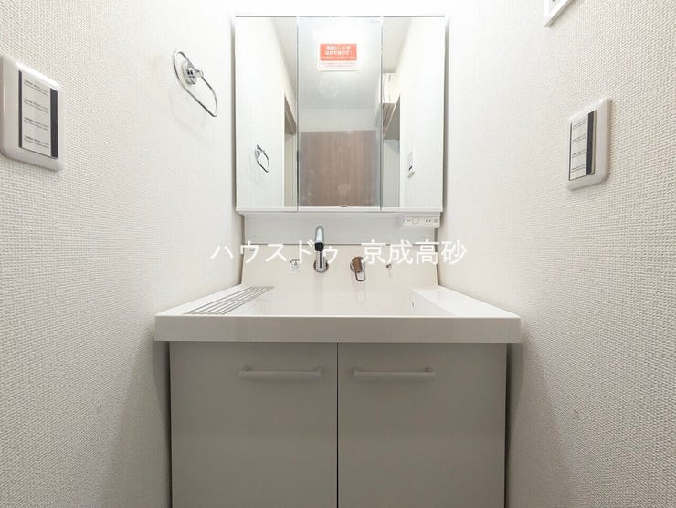 朝の身支度に便利なシャンプードレッサーはとっても便利です!シンク下の収納でアメニティ類のストックもバッチリ!