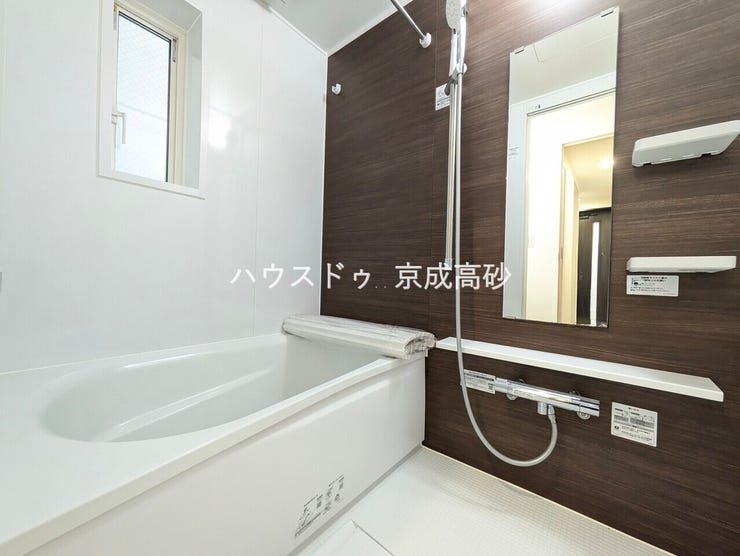 広い浴槽で足を伸ばせば1日の疲れも癒されます。落ち着いた雰囲気で、毎日のバスタイムが楽しみになりそうです。