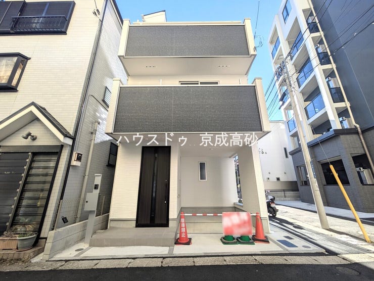 モダンで洗練されたデザイン。シンプルながらもスタイリッシュな印象を与え、周囲の環境とも調和しています。