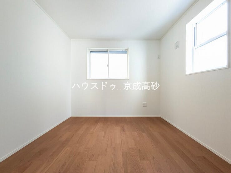 清潔感と心が落ち着くホワイトの壁紙。毎日の生活を少しでも快適に過ごして頂ける様、飽きのこない明るい雰囲気を大切にいたしました。