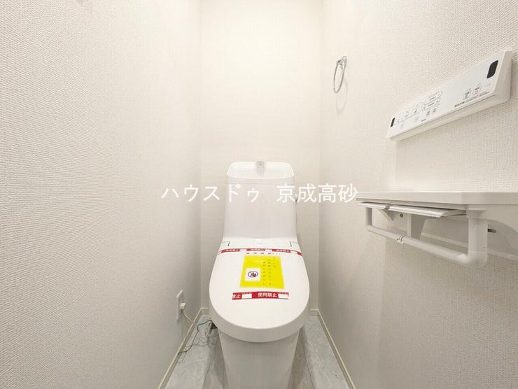 トイレは快適な温水洗浄便座付です。手洗い一体型のトイレ設備はスペースの節約ができ、ゆったりとした空間が確保できます。節水も期待できますね。