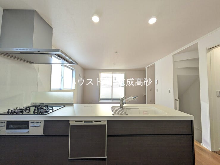 人気の対面式キッチンです!お子様から目を離さずにお料理ができることが最大の利点。お料理中も家族とのコミュニケーションは大切にしたいものですよね♪