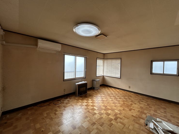 【リフォーム中】2階洋室13帖。
床はフローリング張り、壁・天井はクロス貼替します