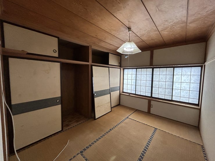 【リフォーム中】2階南東側洋室7帖。
和室から洋室へ変更。床はフローリング張り、壁・天井はクロス貼替します