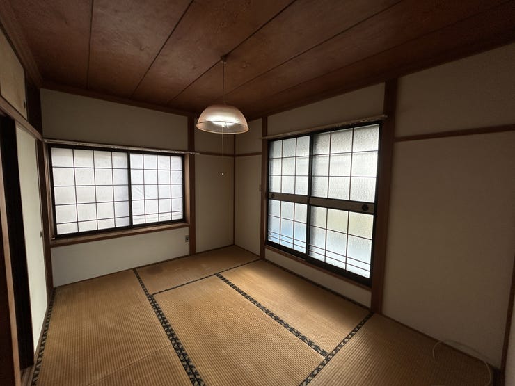 【リフォーム中】2階南西側洋室7帖。
和室から洋室へ変更。床はフローリング張り、壁・天井はクロス貼替します