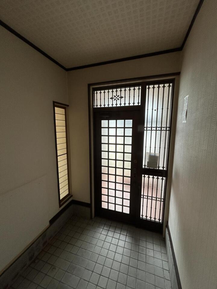 【リフォーム中】玄関内部。
新しくシューズボックスを設置予定