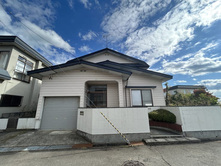 【リフォーム中】車庫1台と、建物をくり抜きインナーガレージ1台の計2台駐車可能となります