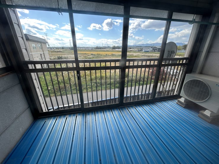 【リフォーム中】2階洋室と繋がっているサンルーム。
内部をクリーニングします