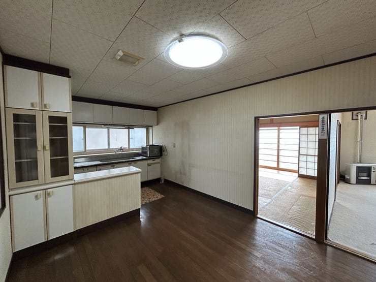 【リフォーム中】リビング19帖。
奥の和室と繋ぎLDKへ変更