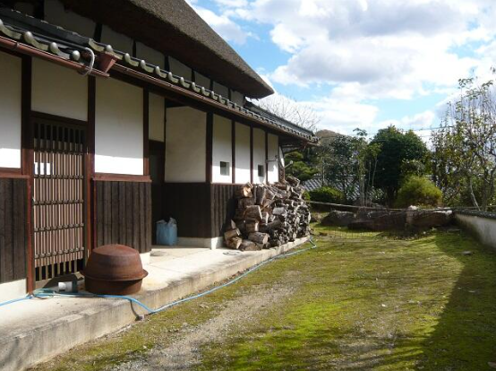 朝は鳥の声とともに目覚め、昼は庭を眺めながらゆったりと過ごし、夜は静かな時間に包まれる。
自然とともにある暮らしが、ここにはあります。