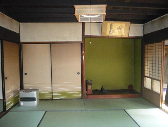 静かに横になったり、お茶を楽しんだり、家族とくつろいだり。
“ほっこり”とした時間が自然に生まれる、日本らしい落ち着きのある空間です。
