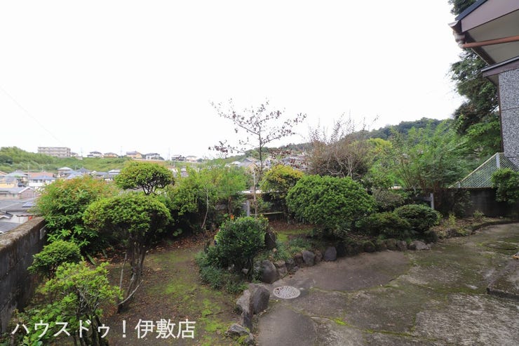 【庭】
「他社で住宅ローンに落ちてしまった」「車のローンが残っている」など、住宅ローンでお困りの方はぜひ一度弊社までご相談ください。