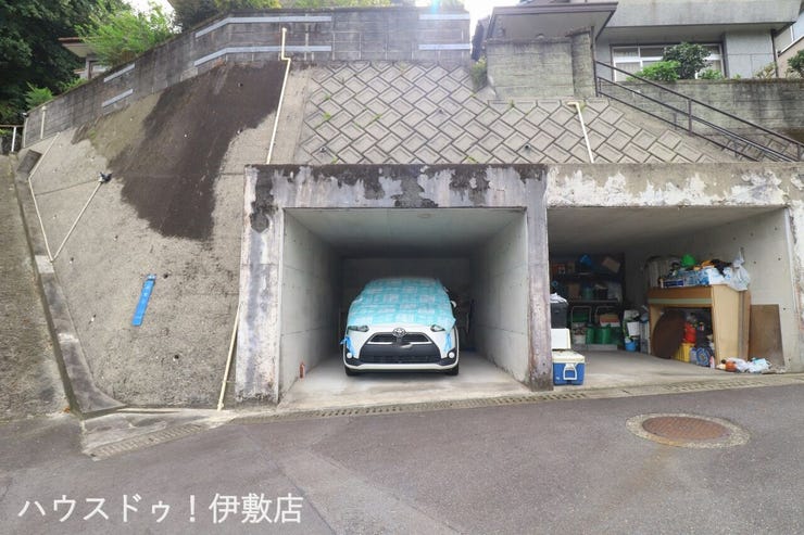 【駐車場】
堀車庫の駐車場で、雨が降っていても車は濡れにくいです