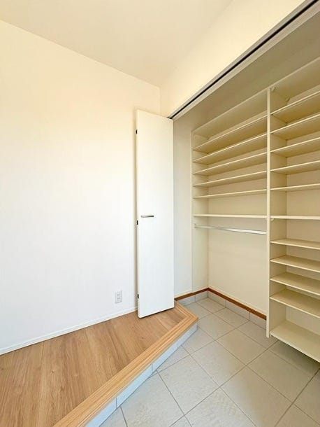 土間収納つき玄関
ホールは家族で座っても十分な広さで身支度もラクラク。※折れ戸はありません。