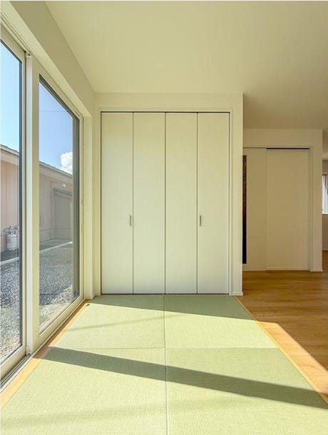 収納付きタタミコーナー(3帖)
収納付きで使い勝手◎のタタミコーナー。
普段はお昼寝や遊び場に、来客時には客間としても活躍。
将来的には平屋のような暮らしもかなう、便利なスペースです。