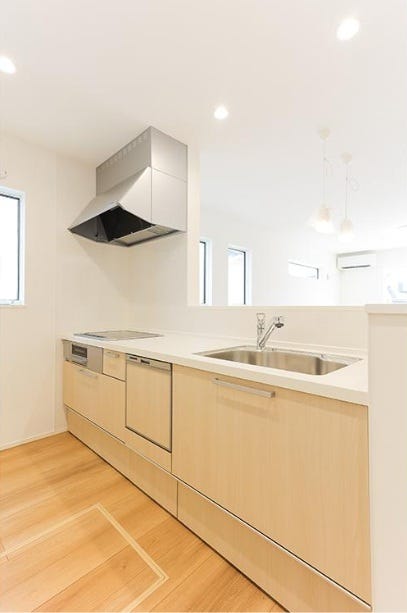 クリナップ製システムキッチン
お手入れラクラクIHヒーター、食器洗浄乾燥機つき。キッチン背面にパントリー完備です