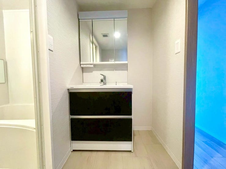 毎日の暮らしに寄り添う、オシャレあデザインの明るく機能的な洗面所