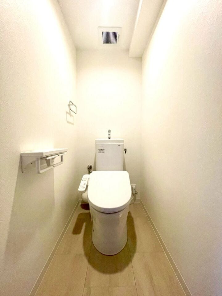 清潔感あふれる、ウォシュレット付きトイレ