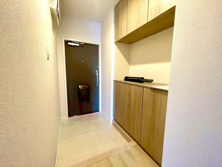 ゆとりある玄関スペースは、帰宅時の第一印象を明るく心地よいものにしてくれます。