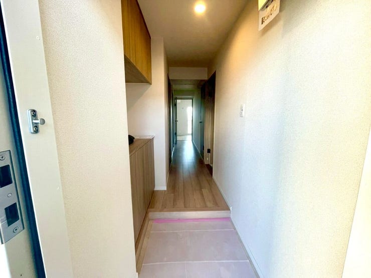 玄関から奥へと続く開放的なアプローチ