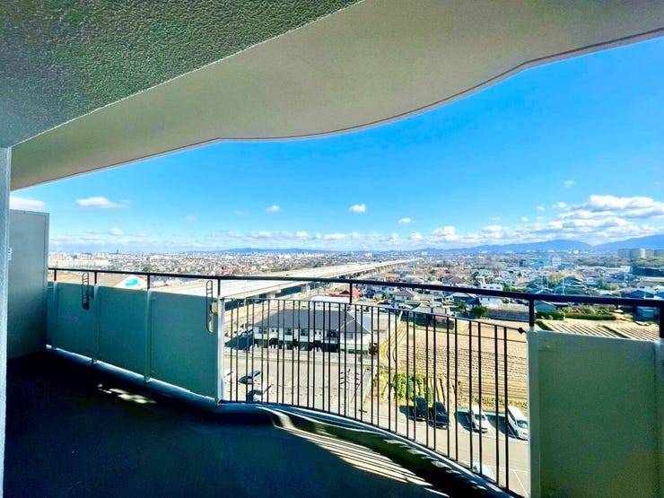 高層階ならではの開放感を味わえる、心地よいバルコニーです。