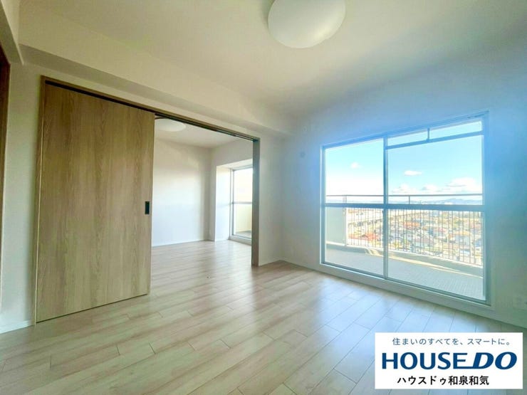 日差しが差し込む明るいLDK。自然と笑顔が集まります。