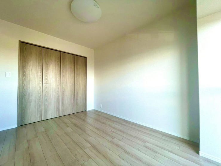 リビング横の6帖の洋室です。