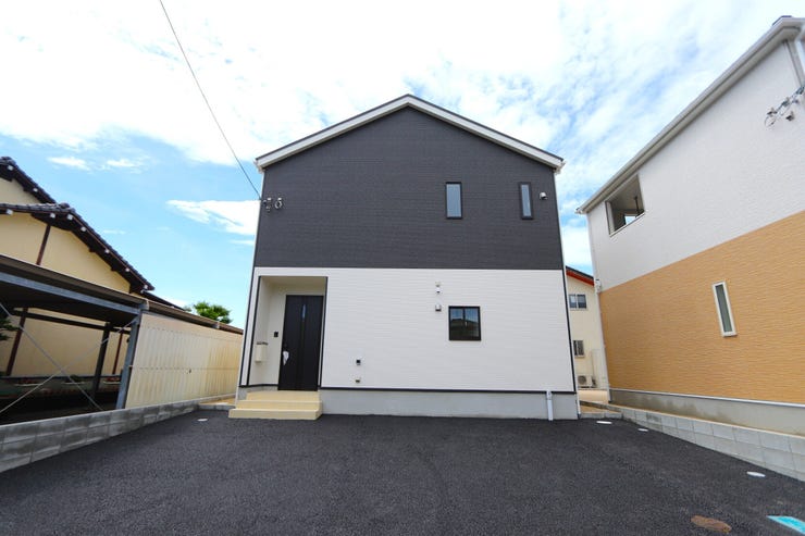 【外観】
ツートーンカラーで魅せる外観美。
シンプルで飽きのこない、2階建てのモダンスタイル。