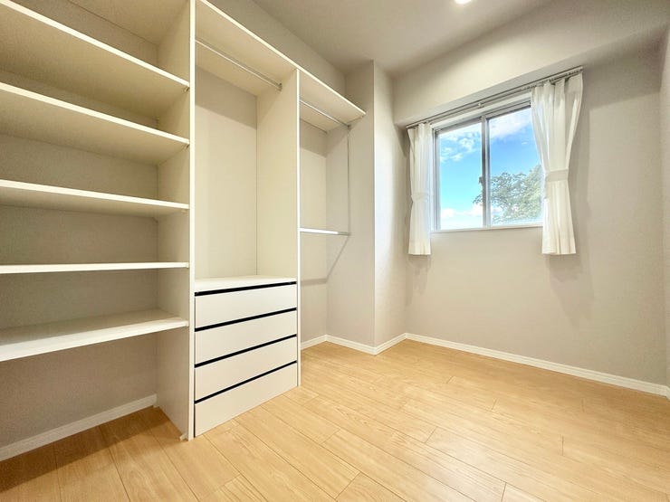 居室としても十分活用可能な納戸は大容量収納&窓付き♪