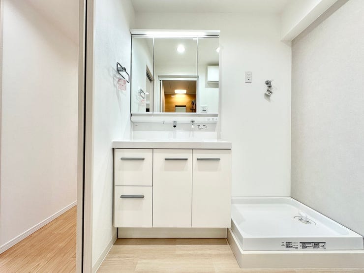 洗面台は大容量収納の三面鏡タイプ♪