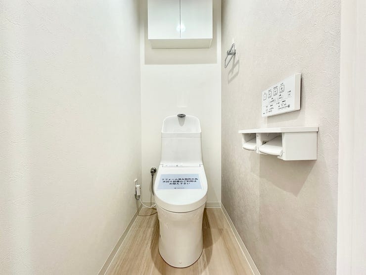 トイレにも吊戸棚付きで収納バッチリ♪