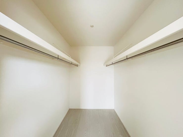 ◇主寝室のウォークインクローゼットは広めなので沢山の洋服が収納でき衣替えいらずです☆