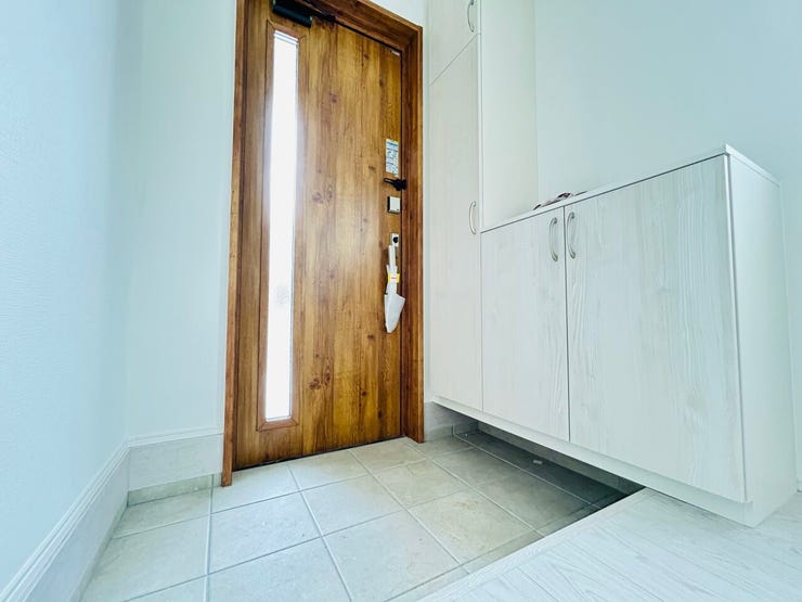 ◇内観から見た玄関☆木目調の玄関ドアがお洒落です☆