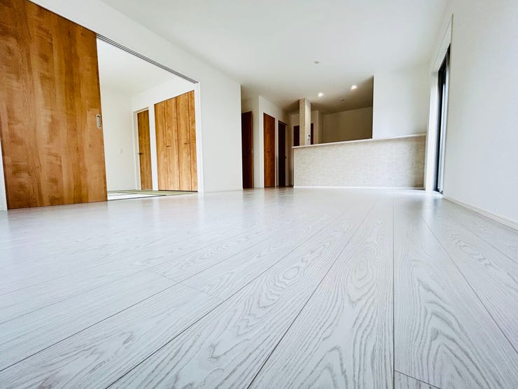 ◇白を基調とした色味に木目調のドアが映えます☆